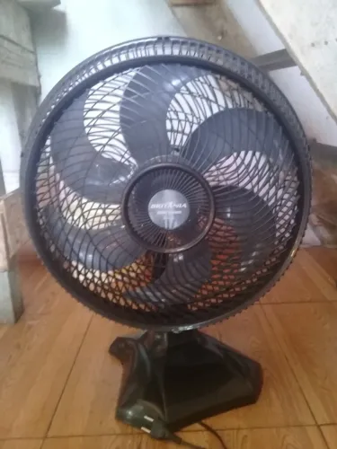 Ventilador britania com defeito parou de roda tem que bitar rolamento no eixo 50 reais