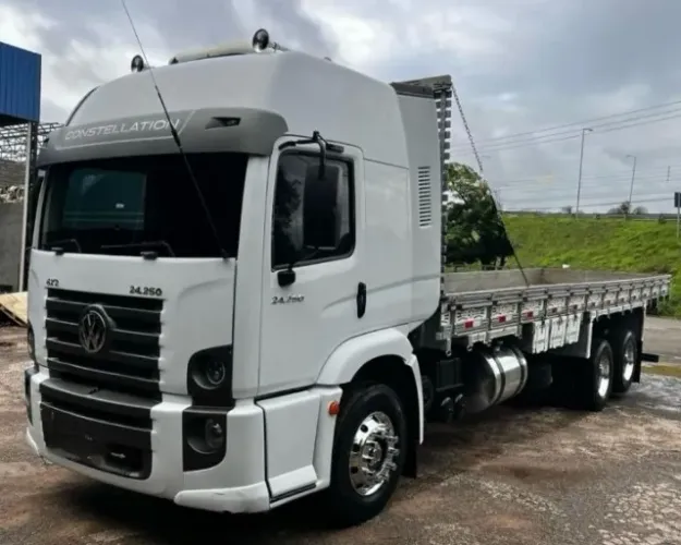 Vw 24250 2011 6x2 carroceria teto alto