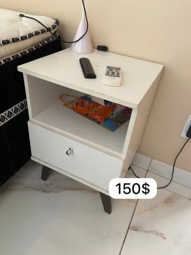 Vende-se mesa de cabeceira