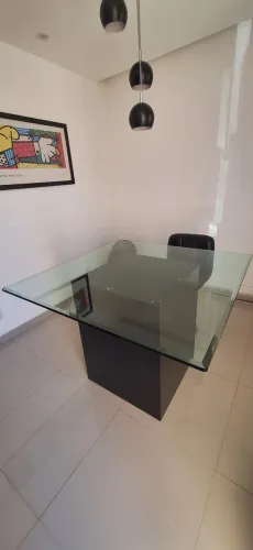Mesa minimalista em MDF preto com tampo de vidro