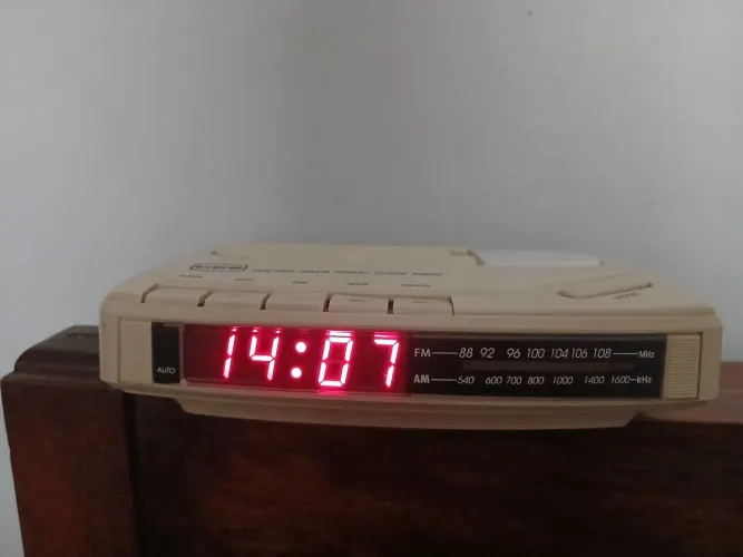 Gosta de produtos retrô? Aqui é o lugar certo com esse rádio-relógio da CCE de 1990!