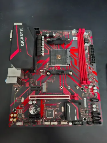 (USADO) placa-mãe Gigabyte B450M Gaming, AM4 DDR4