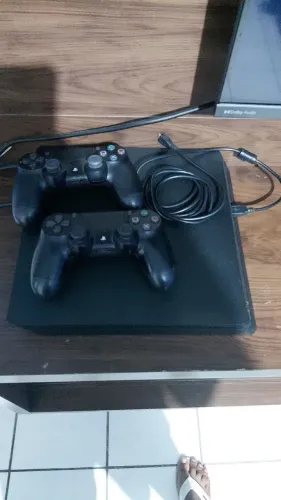 Ps4 semi novo, com dois controles e com o Fifa 20.