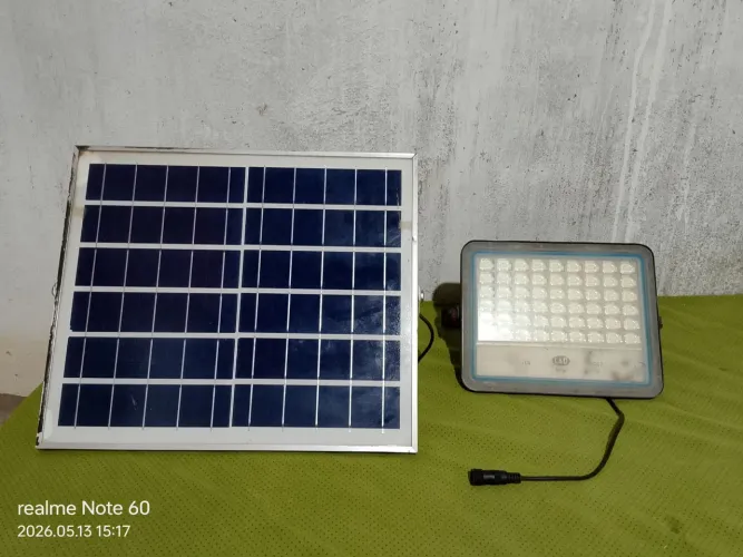 Painel solar. Com luminária externa