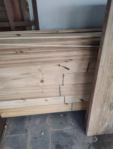 Vendo tábuas de fôrro, pinus.
