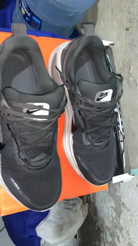 Vendo Tênis vomero 18 , usado só 3 dias de carnaval tênis tá muito novo na caixa ainda