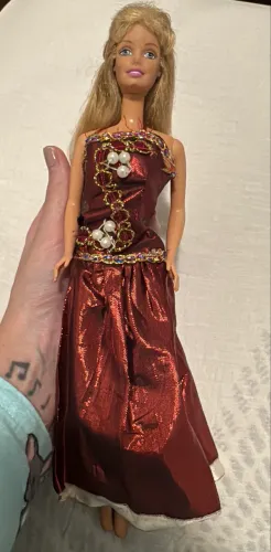 Barbie antiga com lindo vestido artesanal 