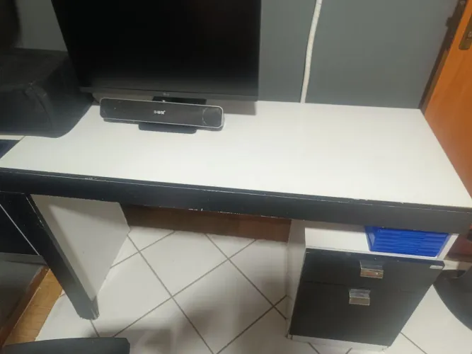 Mesa para estudo, com alguns detalhes, conforme foto