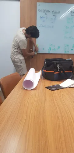 Instalador de papel de parede e adesivos