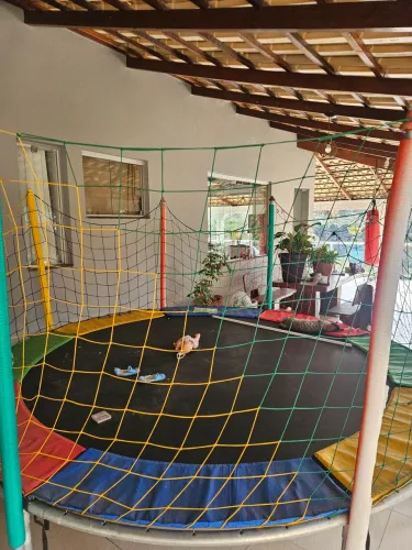 Vendo cama elástica 3.05, muito conservada.
