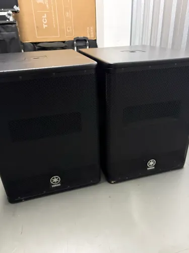 Par de Subwoofer Ativo Yamaha DXS15 - Primeira Geração