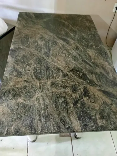 Mesa de mármore com quatro cadeiras é de seis mas só tem quatro