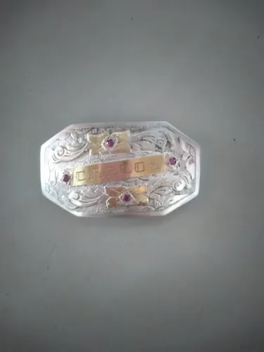 Fivela com nome personalizado 