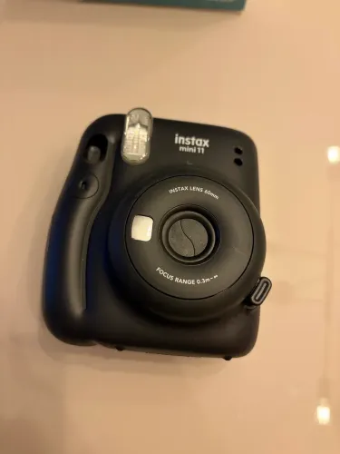 Câmera Instantânea Fujifilm Instax Mini 11 Charcoal (Grafite) na Caixa