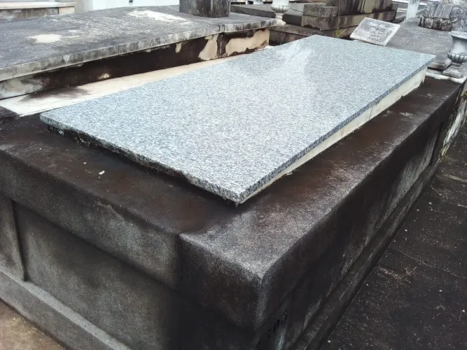 Jazigo perpétuo 3 níveis com granito - ótima localização
