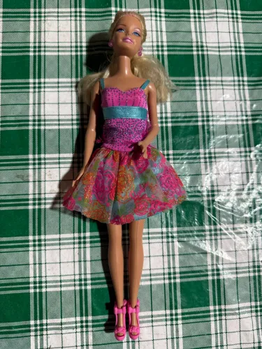 Barbie com vestido colecionável 