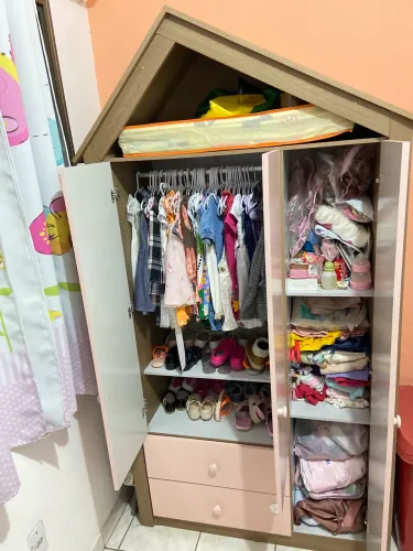 Roupeiro casinha três portas
