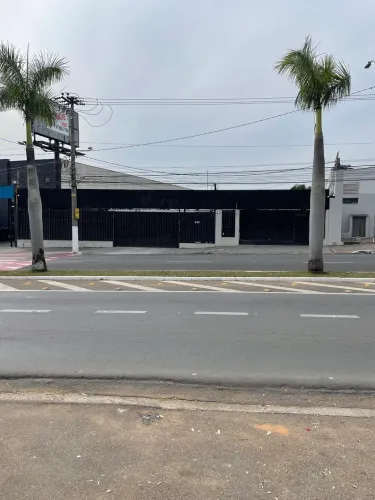 Estacionamento coberto com Totem incluso