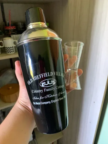 Coqueteleira e medidor 