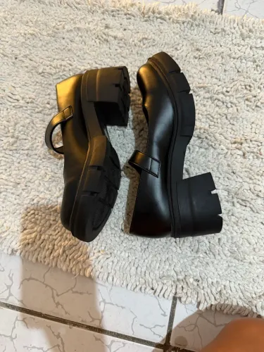 Sapato estilo Mary Jane tratorado