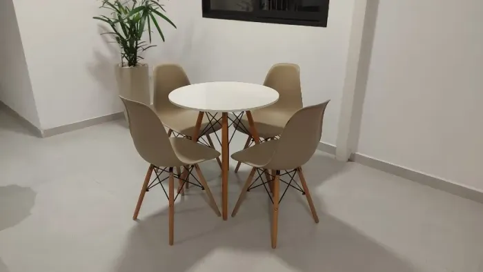 Mesa de jantar redonda com 4 cadeiras