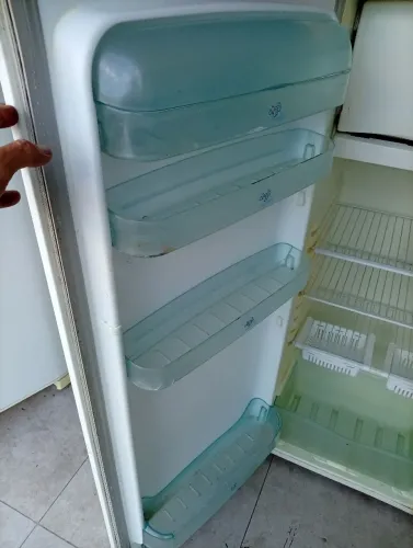 Geladeira Eletrolux R 310 litros, entrego dependendo do lugar.