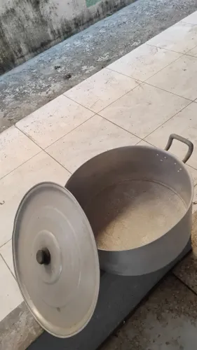 Panela grande em alumínio