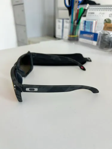 Óculos Oakley Holbrook 0009102-E9 Black Camo Prizm Ruby Original com Caixa