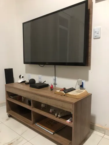 Rack e painel sem marcas de uso