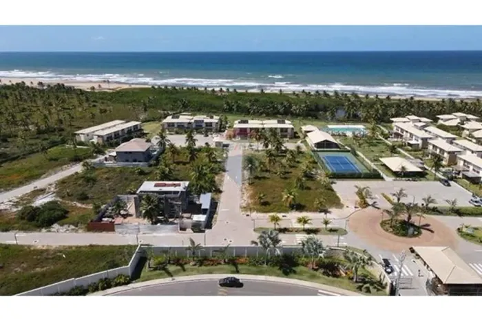 "Terreno em Condomínio Fechado medindo 448m², Pé na Areia."