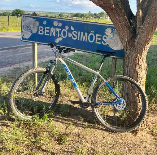 Bicicleta quadro 19 ,amortecedor com trava ,freio a disco ,em perfeito estado 