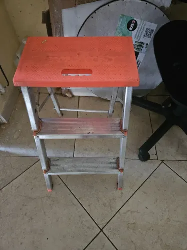 vendo escada de 3 degraus usada de aluminio  (falta um parafuso ou solda conforme a foto