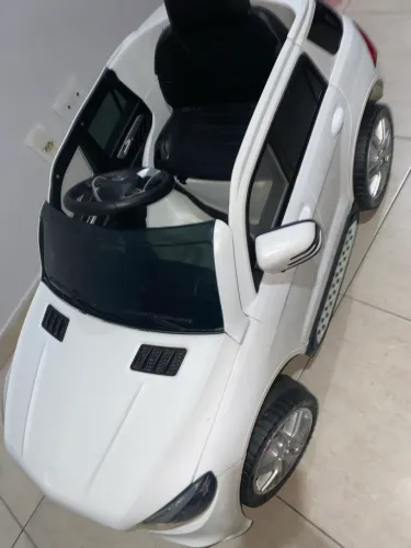 Vende-se carrinho Mercedes infantil, suportando ate 45 quilos, possui controle remoto 
