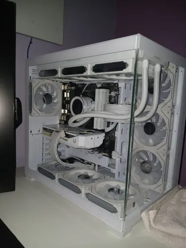 Setup Gamer High-End Completo - RTX 5060 + Ryzen 5 7600 + Dual Monitor (240Hz/180Hz