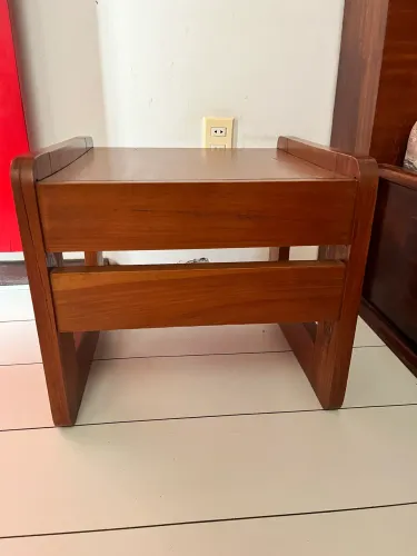 Mesa de cabeceira em madeira