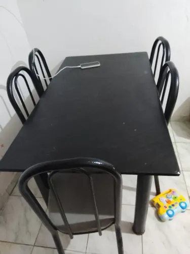 Mesa de mármore com 6 cadeiras