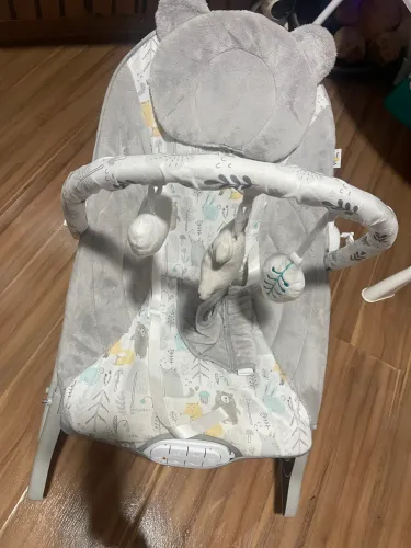 Cadeirinha bebê balança manualmente vibra e toca musica. . 