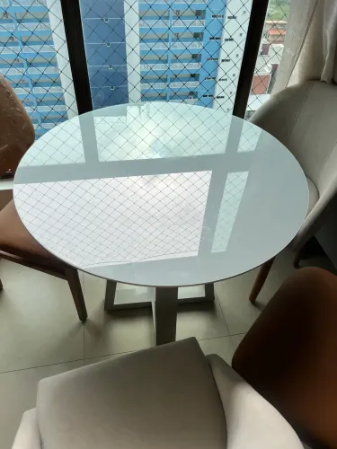Mesa redonda com tampo de vidro temperado, laca off white, marca sofá design. 