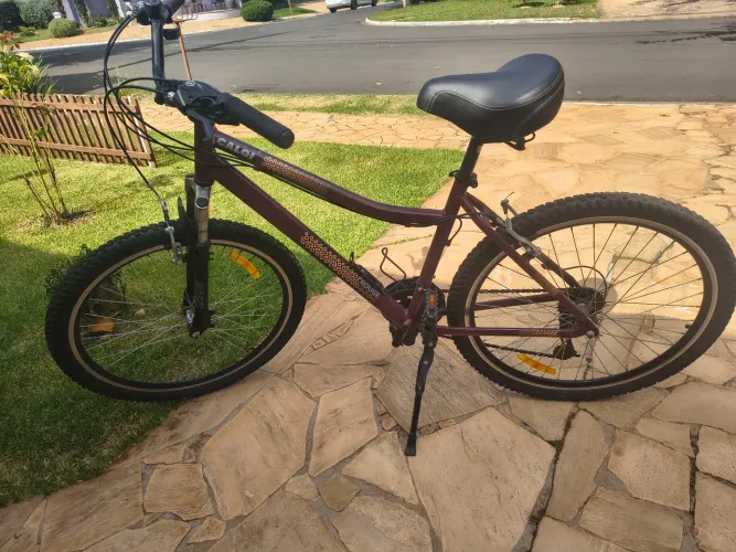 Bicicleta Caloi modelo Rouge cor Vinho