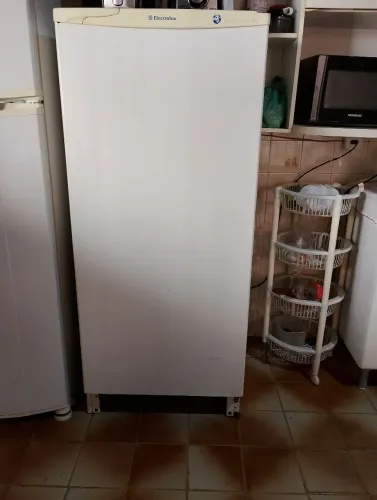 Vende-se uma geladeira 