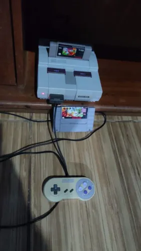 Super Nintendo com 1 controle e 2 jogos