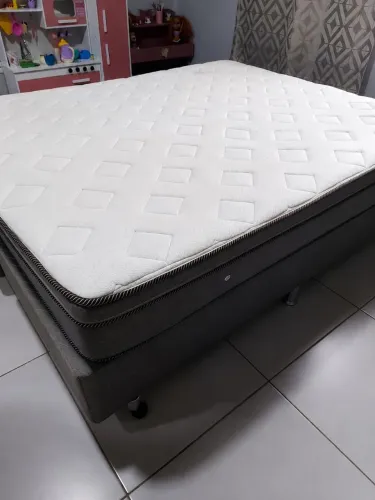 Vende-se cama de casal Queen.