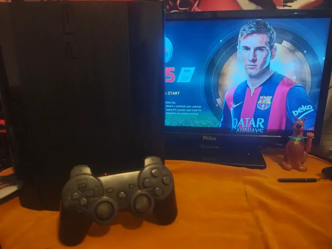 Ps3 super slim com lacre de fabricação lendo cds, o controle só pega com fio ok