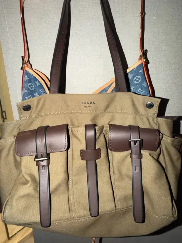 Bolsa Prada impecável lançamento cheia de estilo