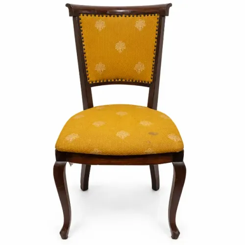 Cadeira Clássica em Madeira com Estofado Amarelo e Pés Curvos