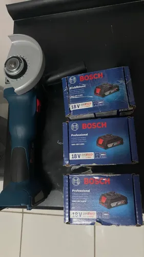 Esmerilhadeira Bosch e 3 baterias novas