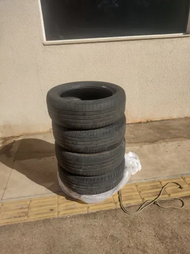 Pneus usado ainda tem 50% borracha aro 17 briston super bateria 350 Reais os quatros