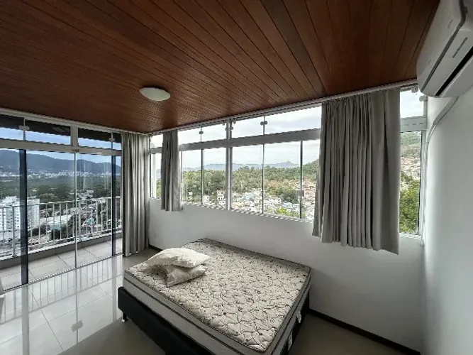 quarto com sacada disponível