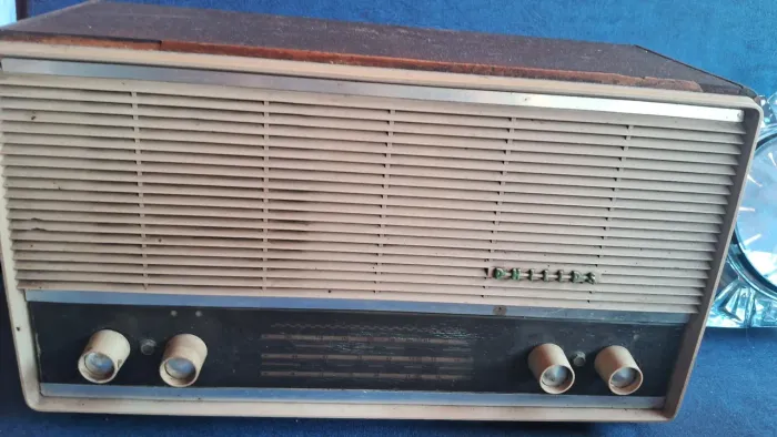 Rádio antigo valvulado phillips, precisando de conserto