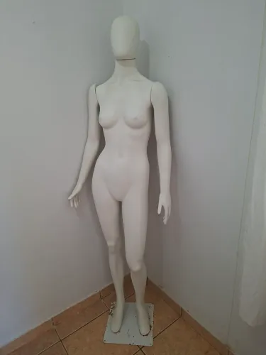 Vendo manequim usado.